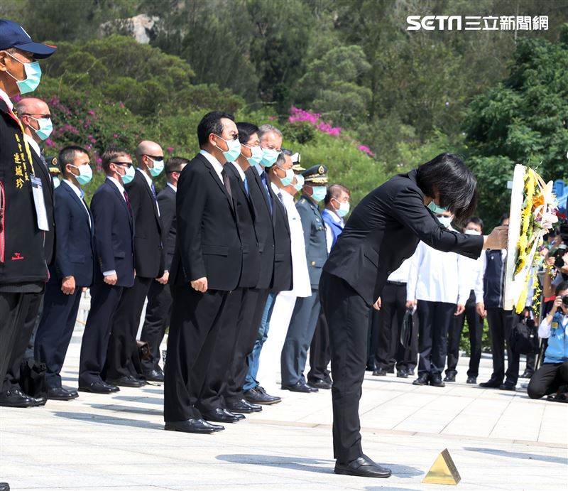 總統蔡英太武山公墓墓塚區，主持陣公亡將士追思活動，透過上香、獻花及默哀等儀式，表達對前人的追思與感念。。（記者邱榮吉/攝影）