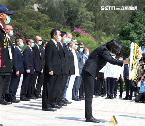 總統蔡英太武山公墓墓塚區，主持陣公亡將士追思活動，透過上香、獻花及默哀等儀式，表達對前人的追思與感念。。（記者邱榮吉/攝影）