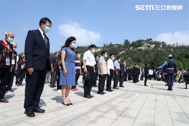 總統蔡英太武山公墓墓塚區，主持陣公亡將士追思活動，透過上香、獻花及默哀等儀式，表達對前人的追思與感念。。（記者邱榮吉/攝影）