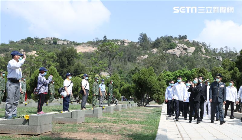 總統蔡英文向八二三砲戰已故革命先烈眷屬拱手致意。（記者邱榮吉/攝影）