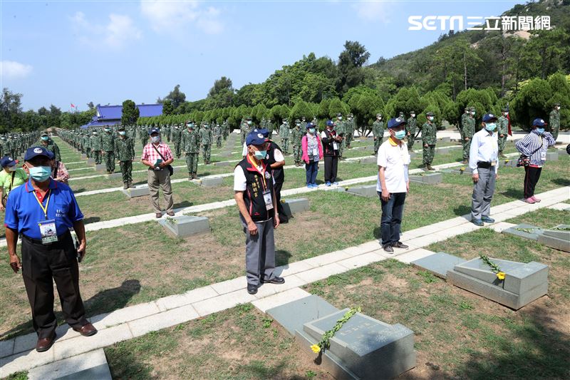 八二三砲戰已故革命先烈眷屬及官兵在墓前獻花致意。（記者邱榮吉/攝影）