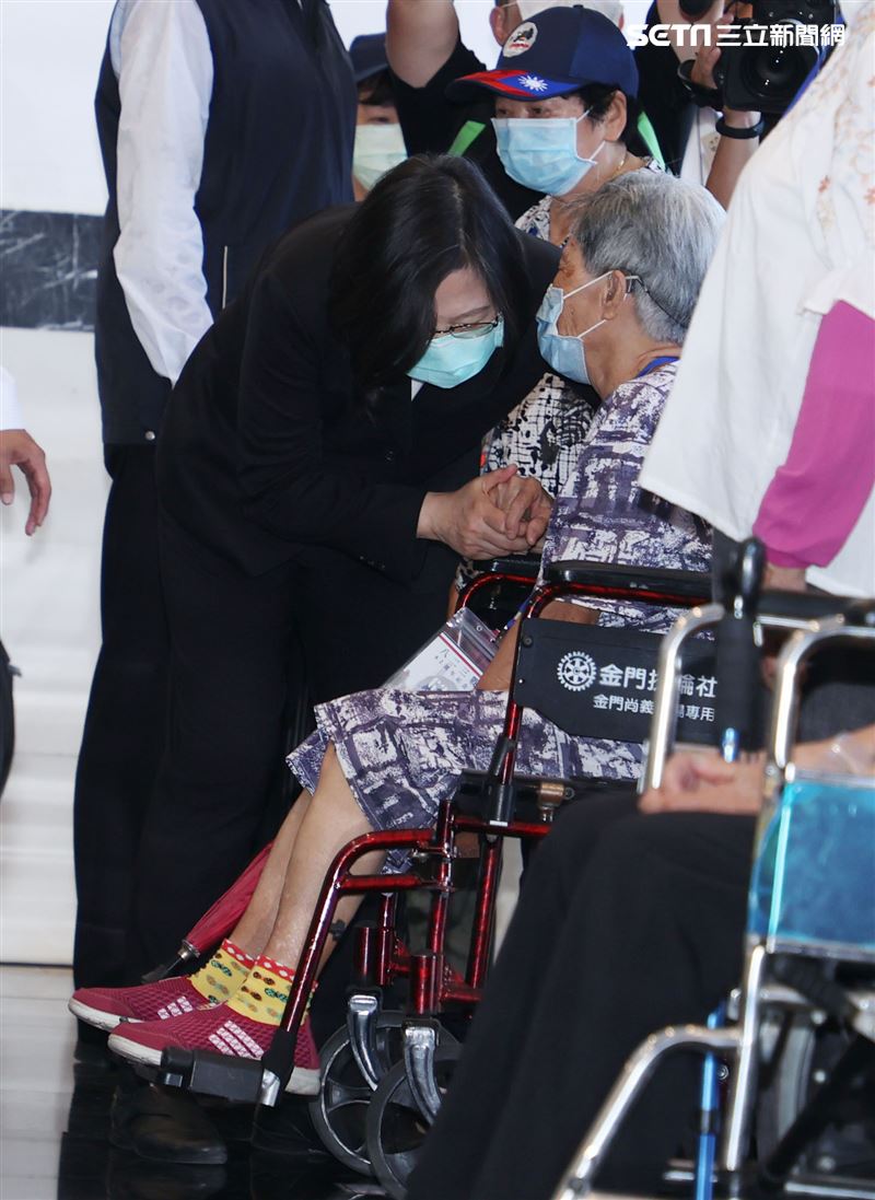 八二三砲戰殉職的革命烈士眷屬當場痛哭流涕蔡總統當面安慰。（記者邱榮吉/攝影）