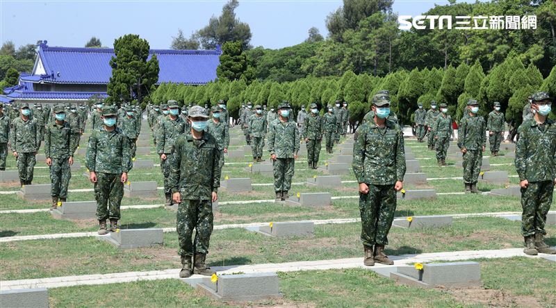 八二三砲戰已故革命先烈眷屬及官兵在墓前獻花致意。（記者邱榮吉/攝影）