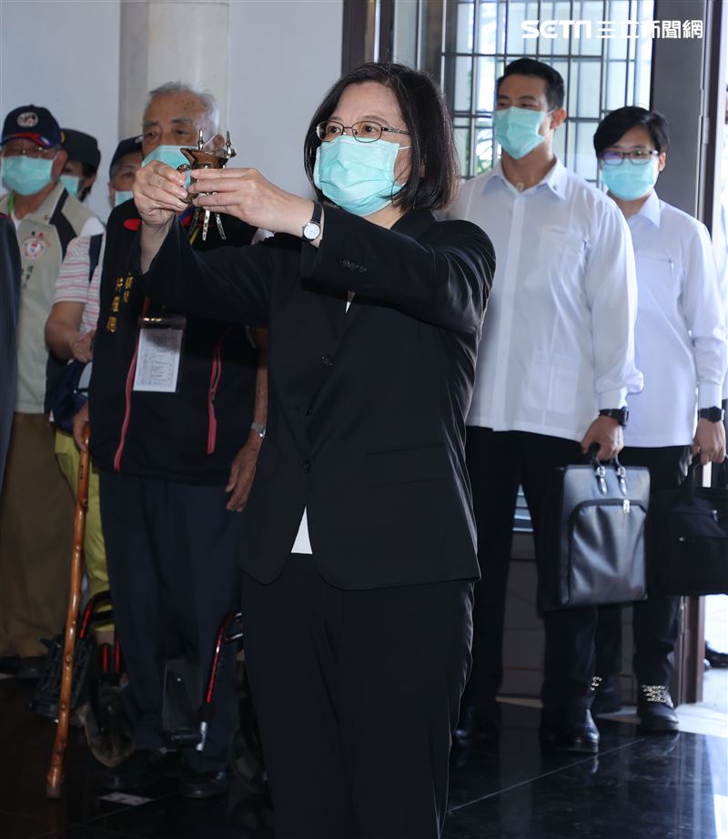 總統蔡英文偕同參戰將士、遺族代表、政府官員及三軍官兵代表，至太武山公墓忠烈殿為已故革命先烈致祭。（記者邱榮吉/攝影）