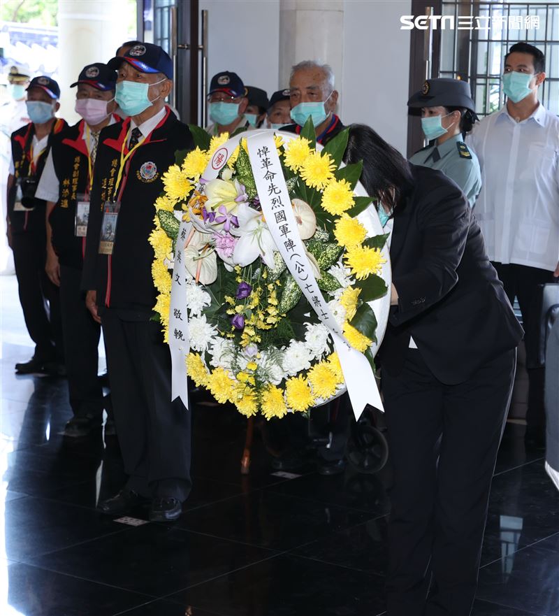 總統蔡英文偕同參戰將士、遺族代表、政府官員及三軍官兵代表，至太武山公墓忠烈殿為已故革命先烈致祭。（記者邱榮吉/攝影）