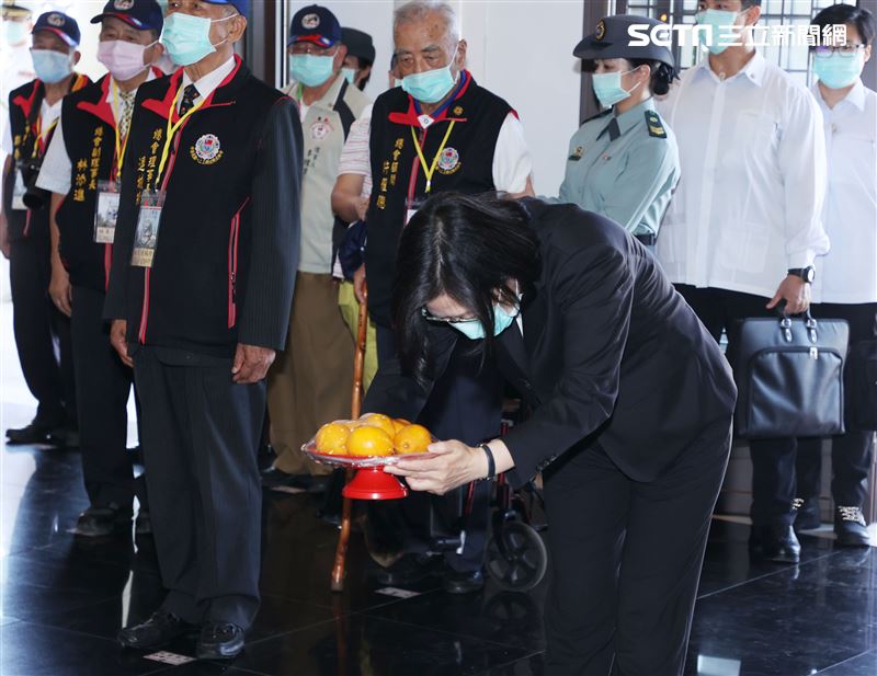 總統蔡英文偕同參戰將士、遺族代表、政府官員及三軍官兵代表，至太武山公墓忠烈殿為已故革命先烈致祭。（記者邱榮吉/攝影）