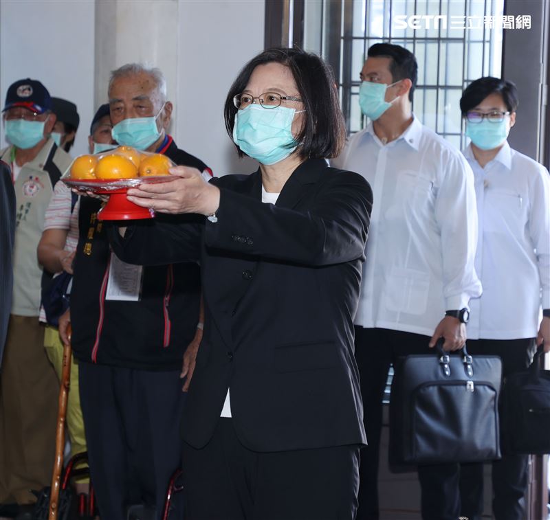 總統蔡英文偕同參戰將士、遺族代表、政府官員及三軍官兵代表，至太武山公墓忠烈殿為已故革命先烈致祭。（記者邱榮吉/攝影）