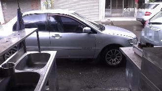 轎車借停擋倉庫門　一停就是4個月