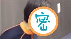 老師在台上翻著白眼、吐著舌頭，身體前傾，模樣有點怪異。（圖／翻攝自김해솔臉書）