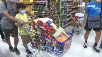 生鮮食品被亂丟　員工搶黃金時間歸位