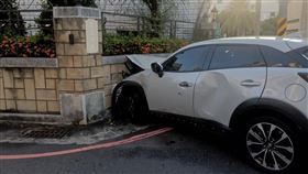 台南,車禍,民宅,老夫妻,鐵捲門（圖／翻攝台南爆料公社）