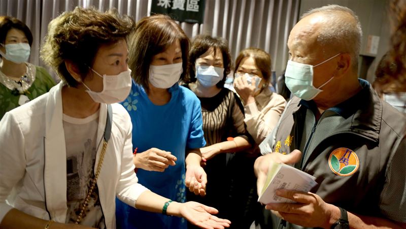 昇恆昌苗栗搶瘋　縣長一動作讚真男人