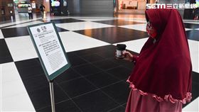 移工熱點台北車站禁止席地而坐武漢肺炎疫情持續升溫，配合中央疫情指揮中心一級開設，為避免群聚感染可能及防止疫情擴大，台北車站大廳禁止席地而坐及群聚。圖為1日上午外籍移工觀看告示牌。中央社記者林俊耀攝　109年3月1日