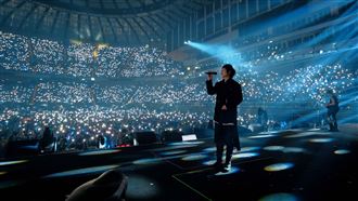 孫燕姿現身合體五月天　舉牌禁止跳動