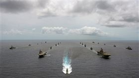 10國船艦在軍演中進行編隊航行。（圖擷取自美國太平洋艦隊臉書）