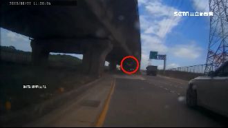 台61橋下大石塊剝落　差1秒險砸車