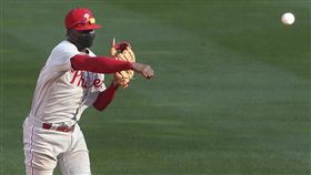 ▲費城人游擊手葛果里耶斯（Didi Gregorius）神轉傳觸殺追平分。（圖／美聯社／達志影像）