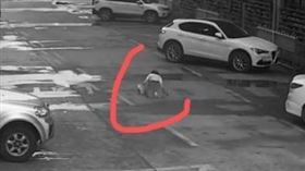 女子路中間綁鞋帶遭輾（圖／翻攝自新浪新聞）