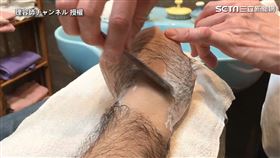 ▲師傅先在手上塗抹類似刮鬍泡的產品。（圖／理容師チャンネル 授權）