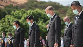 AIT臉書發文,美國在台協會(AIT）台北辦事處長酈英傑今天也首度前往金門出席八二三週年追思活動現場。美國在臺協會AIT臉書粉專在下午公布相關照片，並強調「美台安全合作的歷史可以追溯到好幾十年前，也一直是我們夥伴關係中極爲重要的一環。」（圖／翻攝自臉書）
