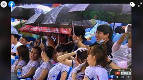 有粉絲在好萊塢男星喬瑟夫臉書上貼出樂天女孩照片。（圖／翻攝自Joseph Leonard Gordon-Levitt臉書）