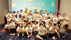 中信兄弟球星萊福力、陳柏豪與唐寶寶們合照。（圖／中信兄弟提供）