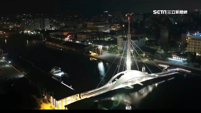 遊客不聽勸導　搶拍旋轉大港橋險落海
