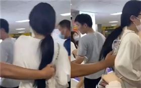 喻言高鐵遭「保全摟腋下」！嚇傻秒彈開…粉絲見畫面暴怒▲。（圖／翻攝自微博）