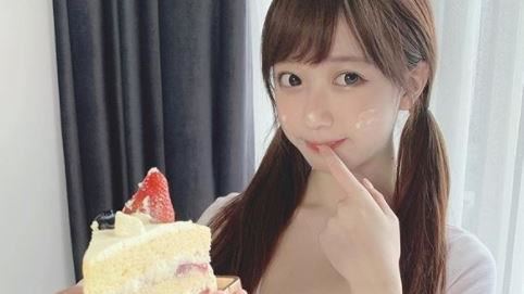 雙馬尾妹樂吃蛋糕　胸前釦子卻爆開了