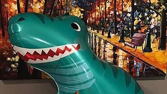 恐龍氣球藏細節　媽害羞：我該不該吹