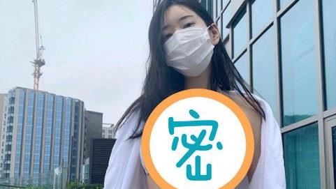 童顏人妻「街頭解放」胸前僅剩2片布