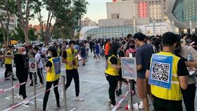 工作人員於入場前宣導出示身分證或申請隨行碼(myCode) 已完成實聯(名)制入場（圖／台北市政府提供）
