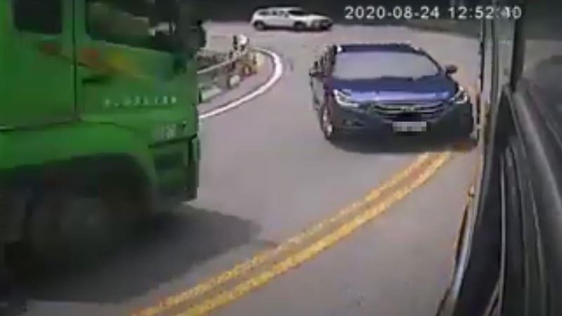 藍車盲彎超車險撞砂石車　網：趕超渡