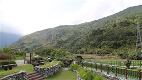 花蓮吉安宜居人口成長花蓮吉安鄉近來遷入人口數持續成長，部分鄰長因業務量龐大頻喊吃不消，鄉公所經考量，計畫整編村鄰後將新增39個鄰，提高行政效率。圖為吉安鄉水圳一景。中央社記者李先鳳攝　109年8月24日