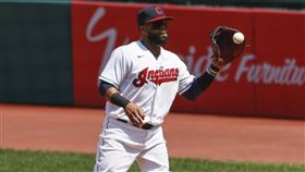 ▲印地安人一壘手山塔納（Carlos Santana）神轉傳觸殺超前分。（圖／美聯社／達志影像）