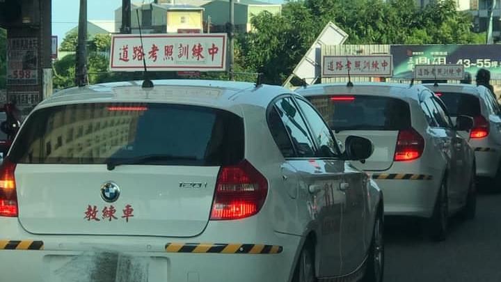 路上整排BMW！駕駛竟都「沒駕照」