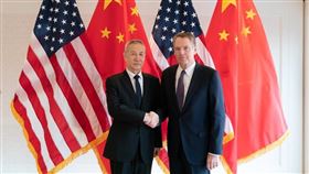 中國國務院副總理劉鶴（左）24日晚間與美國貿易代表萊特海澤（右）和財政部長梅努欽會談，雙方認為美中第一階段經貿協議有進展。圖為2019年4月劉鶴訪美。（圖／翻攝自twitter.com/USTradeRep）
