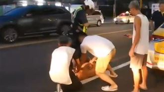他襲警被民眾壓制⋯卻叫陳時中來救！