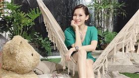 女星林佳儀以一首《一個人的我依然會微笑》走紅，之後陸續出了8張專輯，演藝之路被受看好，還被封為「最正玉女歌手」，近日她在節目上分享自己最紅時的狀況，透露某次唱到一半，就被經紀人強制帶走，原以為是要趕時間，沒想到是因為粉絲把門拆了。臉書