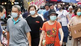 民眾逛傳統市場　戴上口罩防疫中央流行疫情指揮中心日前宣布，民眾出入人潮擁擠或密閉場所等8大風險場所應佩戴口罩。許多民眾9日都戴著口罩到桃園市區一處傳統市場採買食材。中央社記者施宗暉攝　109年8月9日