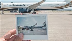 有星粉今日自備拍立得要捕捉飛機身影。（圖／星宇航空提供）