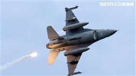 F16戰機實施炸射及施放熱焰彈。（記者邱榮吉/攝影）