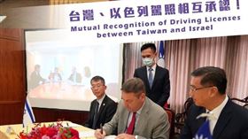 外交部發文「台以駕照免試互換」，臉書。