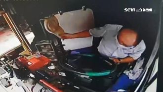趕蜂打到方向盤！客運撞單車店男員工