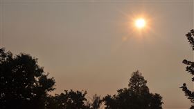 彷如住在火星上　舊金山灣區空污嚴重舊金山灣區矽谷四周都被森林野火包圍，煙塵造成當地的天空呈現灰黃色，太陽則為巨紅色，有民眾形容「彷彿住在火星上」。中央社記者周世惠舊金山攝 109年8月25日