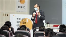 陸委會主委陳明通25日在「109年青年學生兩岸關係研習營」始業式致詞。（圖／陸委會提供）