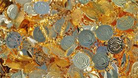 金幣,鍊條。(圖/Pixabay)