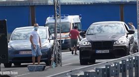 ▲BMW X6 M對決特斯拉Model Y（圖／翻攝自Cars with Ivan）