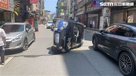 新北市駱女開車載送弟弟及友人卻不慎翻車（圖／翻攝畫面）