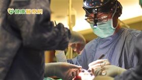 儘管這類型的眼袋術能同時針對眼袋、淚溝及雙頰凹陷問題，看似一舉多得，但因每個人的狀況不同，有些人單純做眼袋手術就可以達到理想狀態，有些人則可能還必須搭配其他療程去完善，因此還是建議術前必須找尋專業的整外醫師進行完整諮詢。